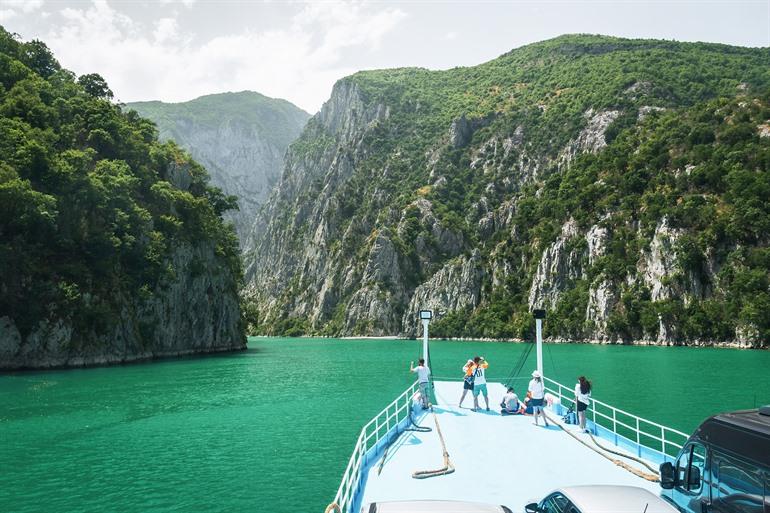Fähre auf dem Koman-See, Albanien