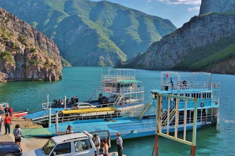 Fähre auf dem Koman-See in Albanien