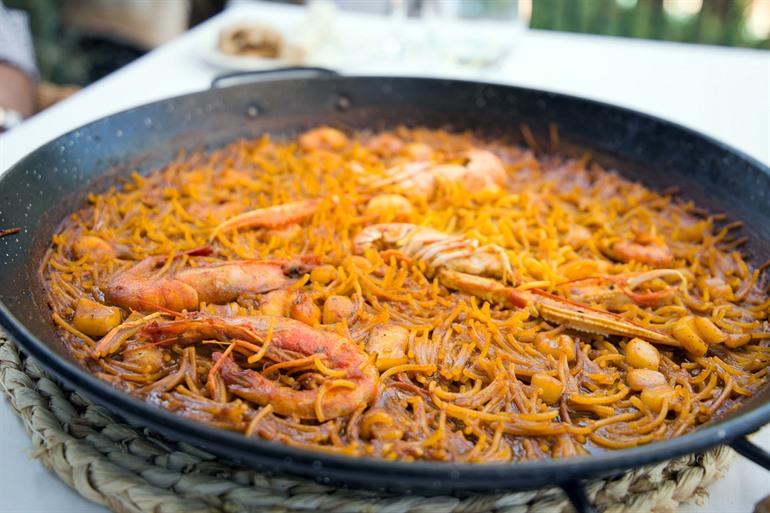 Fideuà, Paella mit Nudeln und verschiedenen Fischsorten