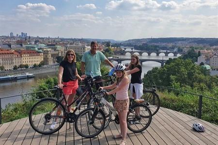 Radeln Sie entlang der Highlights von Prag