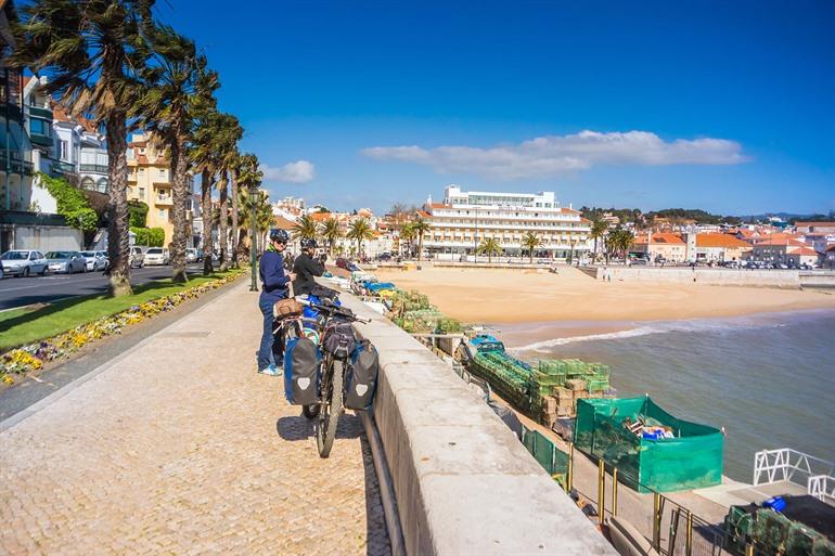 Fahrradtour entlang des Strandes von Cascais, Portugal