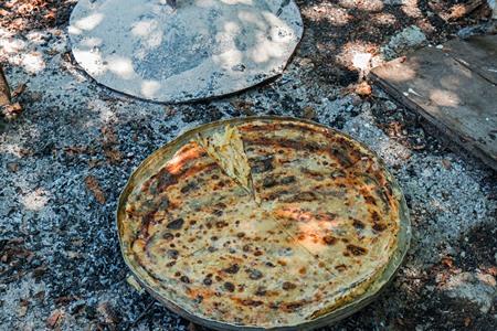 Flija, gebacken auf einer speziellen Metallplatte 'sac'