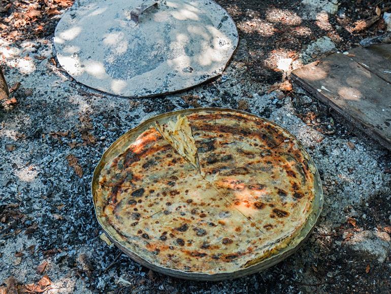 Flija, gebacken auf einer speziellen Metallplatte 'sac'