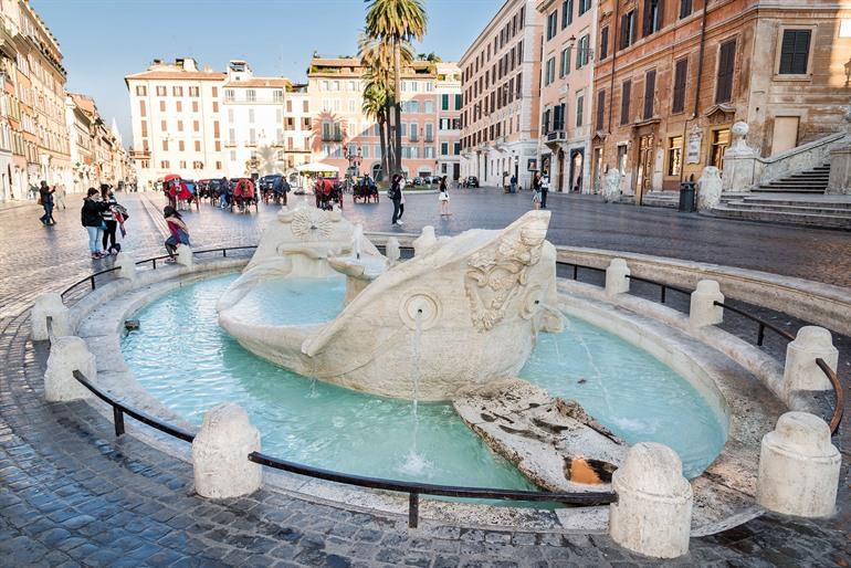 Fontana della Barcaccia auf dem Piazza di Spagna