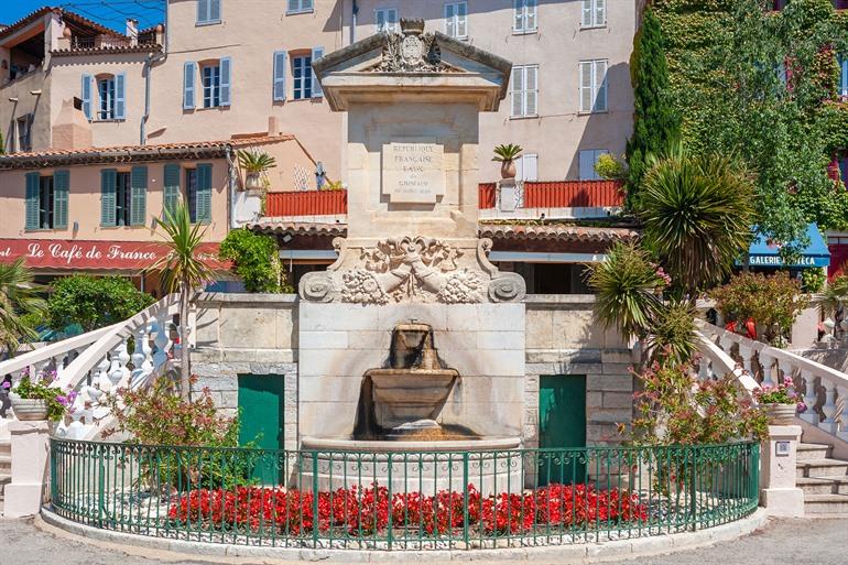 Brunnen auf dem Place Neuve, das Symbol für das Wasser von Grimaud