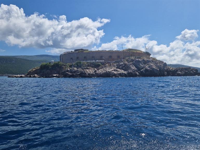 Fort Mamula in der Bucht von Kotor