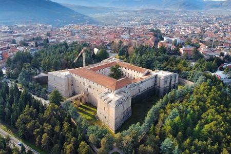 15 der schönsten Schlösser und Burgen in Le Marche und den Abruzzen + Karte