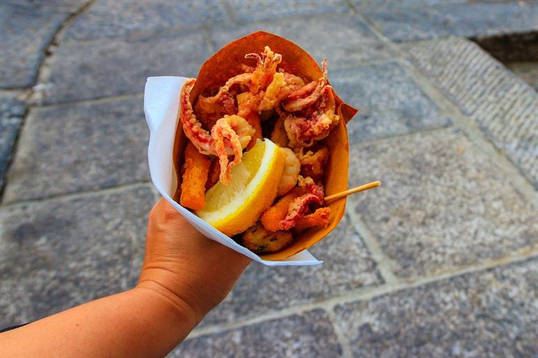 Fritto misto probieren, frittierte Snacks