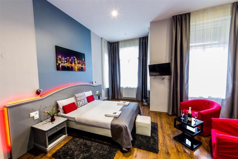Full Moon Design Hostel