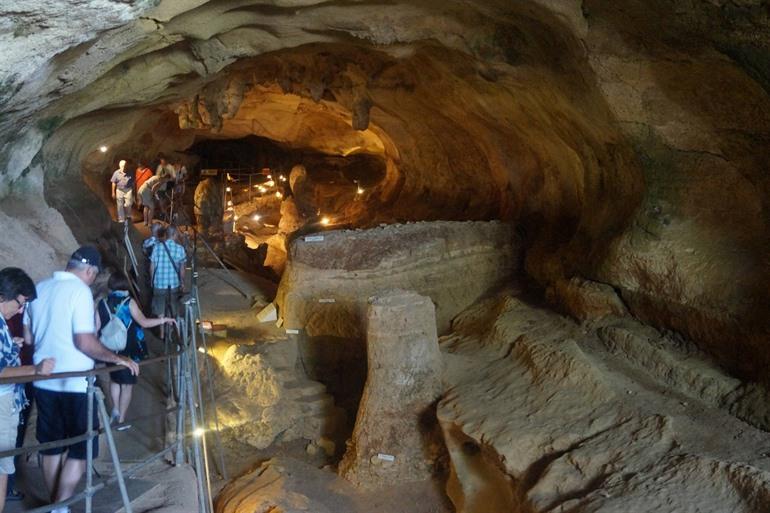 Ghar Dalam Höhle