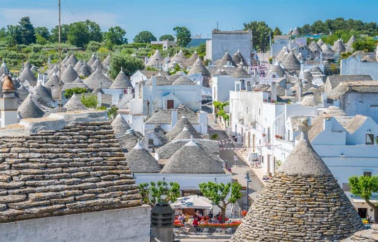 Entdecken Sie Alberobello mit einem Führer und erkunden Sie die berühmten Trulli-Häuser.