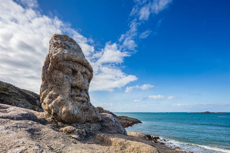 In die Stein gehauene Felsen von Rothéneuf, Bretagne