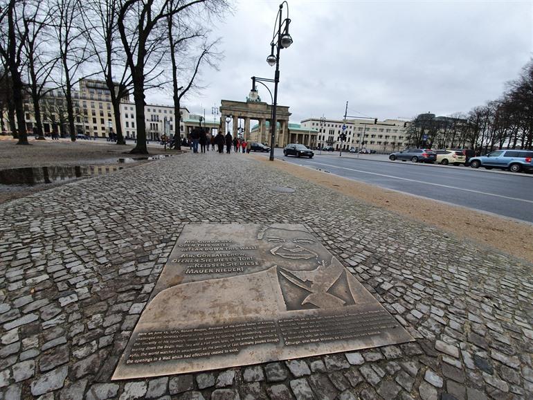 Gedenktafel Reagan: Zerbricht diese Mauer