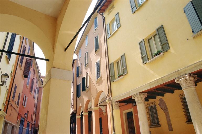 Bunte Gebäude im jüdischen Ghetto von Bologna