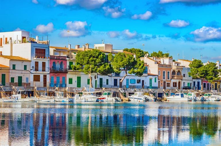 Bunte Häuser in Portocolom, Mallorca