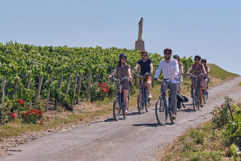 Genießen Sie eine Fahrradtour durch die Champagne-Landschaft mit Blick auf die Weinberge.
