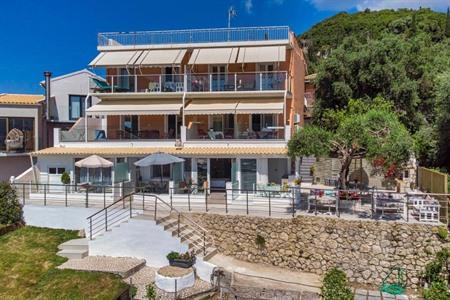 Genießen Sie einen gemütlichen Aufenthalt im charmanten Domus Napoleon in der Nähe des Alipa Beach.