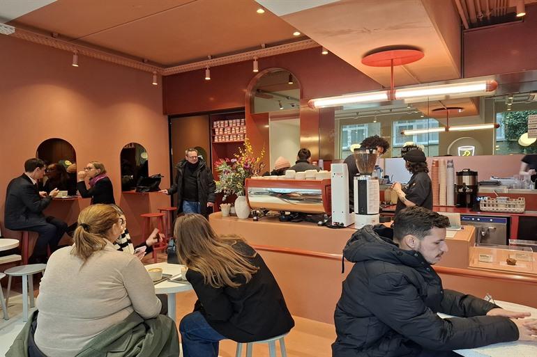 Genießen Sie einen leckeren Snack bei Buddy Buddy