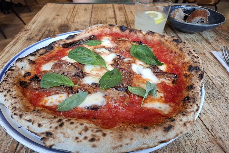 Genießen Sie eine köstliche Pizza bei Marcella
