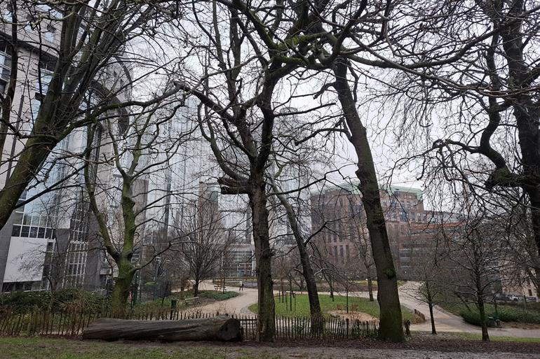 Genießen Sie einen ruhigen Moment im Leopoldpark in Ixelles