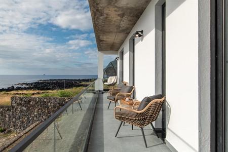Genießen Sie den atemberaubenden Blick auf Flores während Ihres Aufenthalts in Villas do Mar