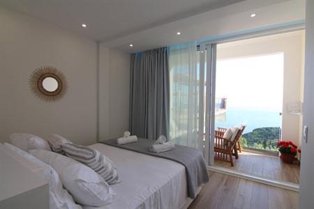 Genießen Sie den atemberaubenden Blick über Paleokastritsa in den Lakones Deluxe Suites