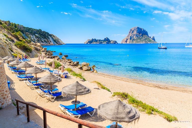 Genießen Sie den Blick auf die Es Verda-Felsen auf Ibiza.