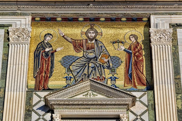 Fassade der Basilika San Miniato al Monte in Florenz