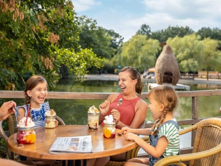 Gemütlich gemeinsam ein Eis bei Center Parcs genießen
