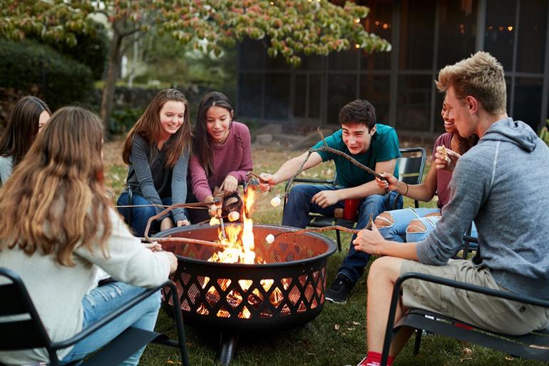 Gemütlich zusammen am Feuerschale Marshmallows schmelzen