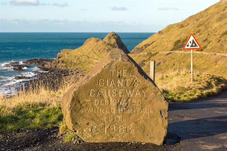 Welterbe-Schild der Giants Causeway, Nordirland
