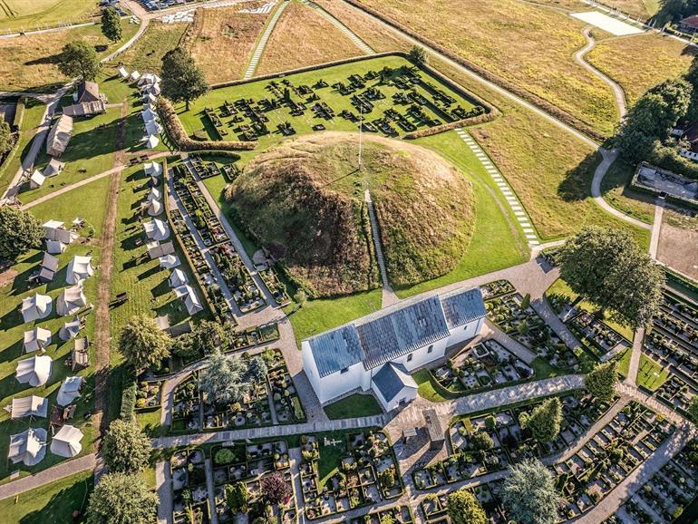 Hügelgräber und Ruinenstädte aus der Wikingerzeit in Jelling, Jütland