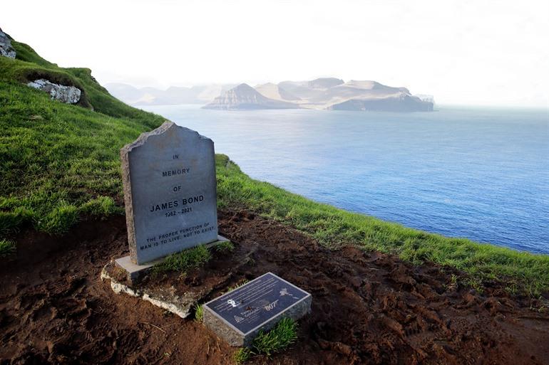 Grabstein von James Bon beim Leuchtturm Kallur auf der Insel Kalsoy