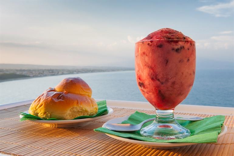 Granita, typisch italienisches Eisdessert mit Brioche, Sizilien