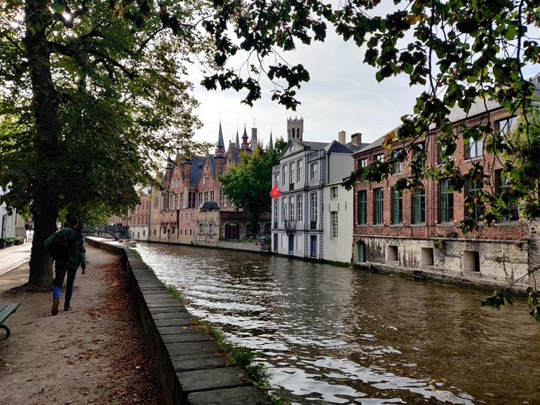 Grünanlage, Kanal an der Meebrug bei der Startstelle der Vespa-Tour Brügge