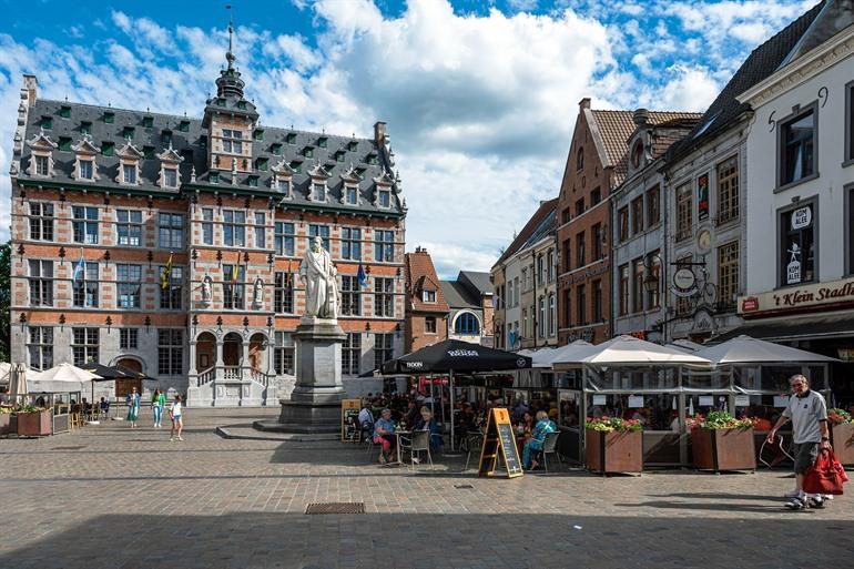 Großer Marktplatz von Halle mit dem Servais-Denkmal, Pajottenland