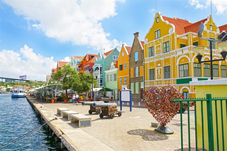 Handelskade in Curaçao mit den ikonischen, bunten Fassaden, ABC-Inseln