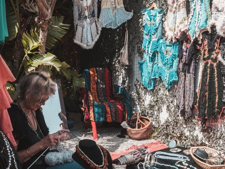 Handwerkskunst auf dem Hippiemarkt Las Dalias