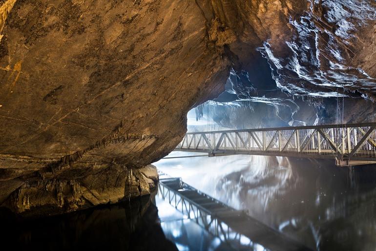 Hängebrücke über die Lesse in den Höhlen, Han-sur-Lesse