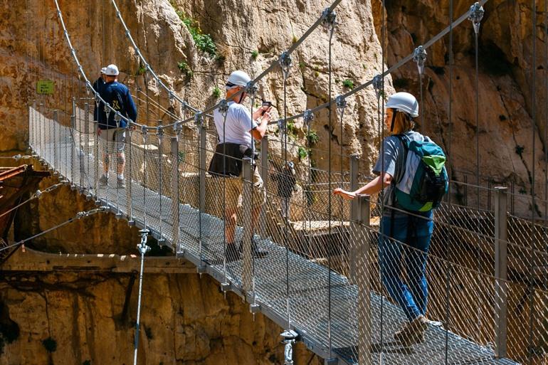Überqueren Sie die Hängebrücke im Caminito del Rey
