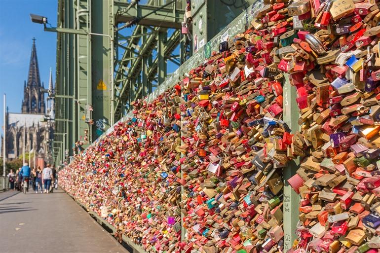Vorhängeschlösser an der Hohenzollernbrücke in Köln, Deutschland