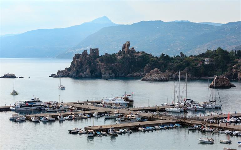 Hafen Cefalù