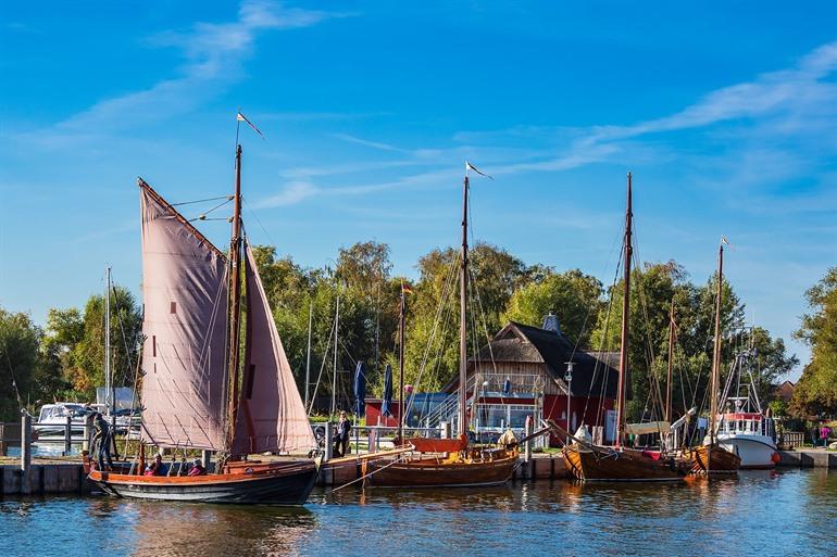 Hafen mit Segelschiffen in Dierhagen, Fischland-Darß-Zingst