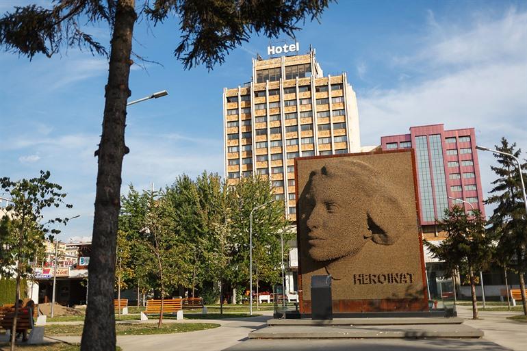 Heroinat-Memorial, Denkmal als Ehrung der Frauen in Pristina