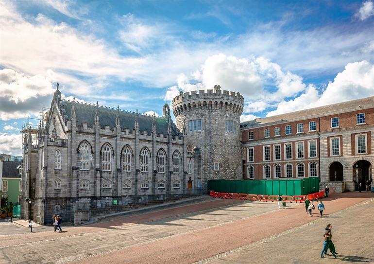 Das Dublin-Schloss: die Chapel Royal, der Record Tower und das Eingangstor zum Obergarten