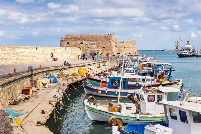 Das Koules-Festung und Fischerboote im Vordergrund im Hafen von Heraklion