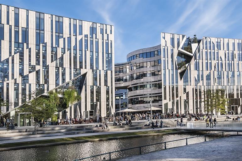 Das futuristische Kö-Bogen in Düsseldorf