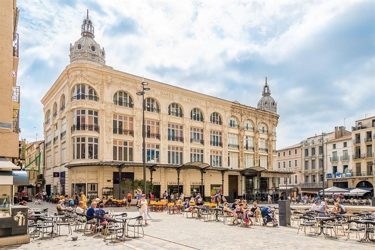 Der gemütliche Place de l'Hôtel de Ville in Narbonne