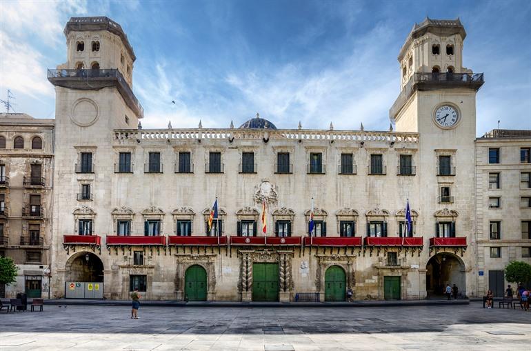 Das historische Rathaus von Alicante