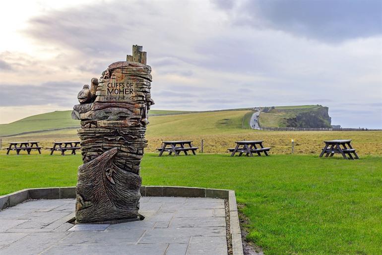 Die hölzerne Statue am Eingang der Cliffs of Moher in Irland